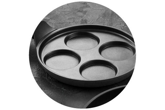 opis: czarna patelnia z czterema wgłębieniami