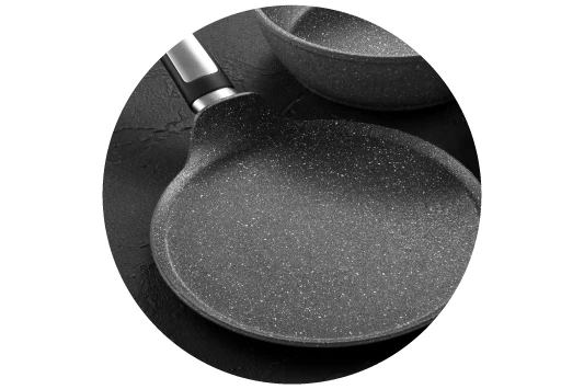 opis: płaska patelnia do naleśników z powłoką imitującą kamień
