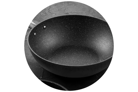 opis: czarny wok ze stalową rękojeścią