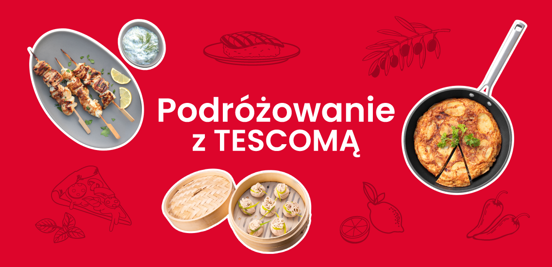 Opis: szary ceramiczny talerz z souvlaki, szara miseczka z tzatziki, bambusowy koszyk z pierożkami dim sum, nieprzywierająca patelnia z omletem oraz zarysy pizzy, oliwek, papryczek, sushi i cytryny na czerwonym tle, w środku biały napis Podróżowanie z Tescomą.