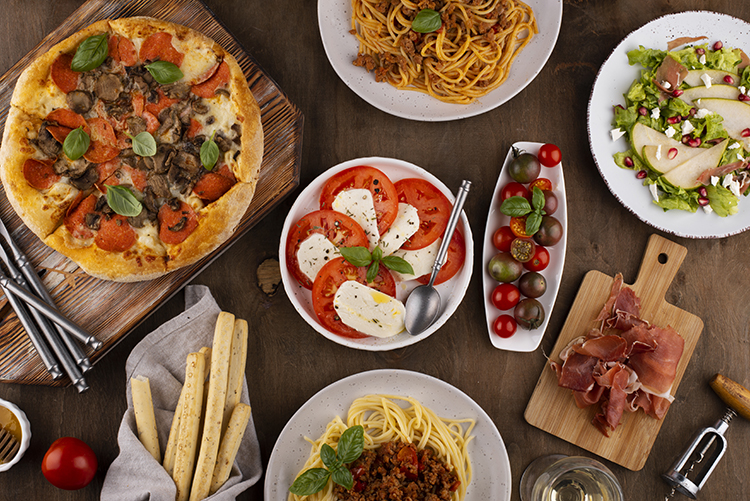 diversos pratos italianos dispostos numa mesa de mesa
