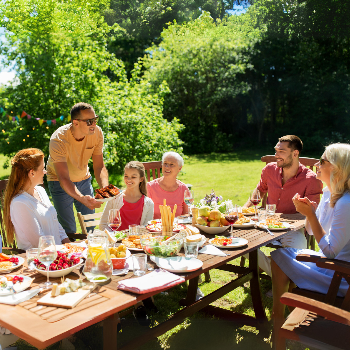 Jantar de Verão com receitas e bebidas frescas 