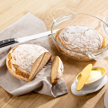 Vários tipos de pão, faca de pão e manteiga com faca para barrar 