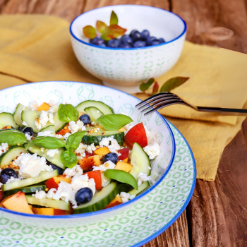 Salada fresca como refeição leve de verão