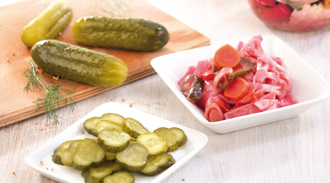 Receita de pickles rápidos de pepino prontos para consumo, perfeitos como acompanhamento ou lanche saudável.