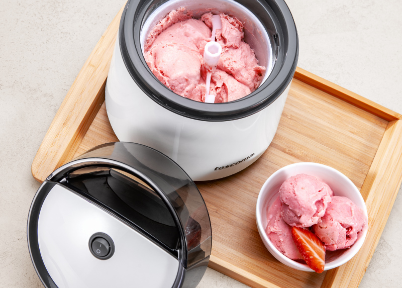 Elektrický zmrzlinovač s jahodovou zmrzlinou Tescoma - obrázek