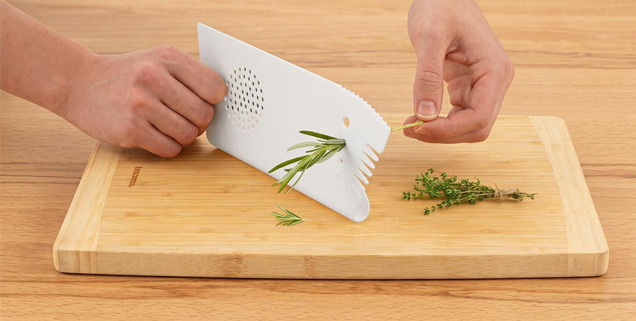 Oddeľovanie bylinkových listov od stoniek - obrázok